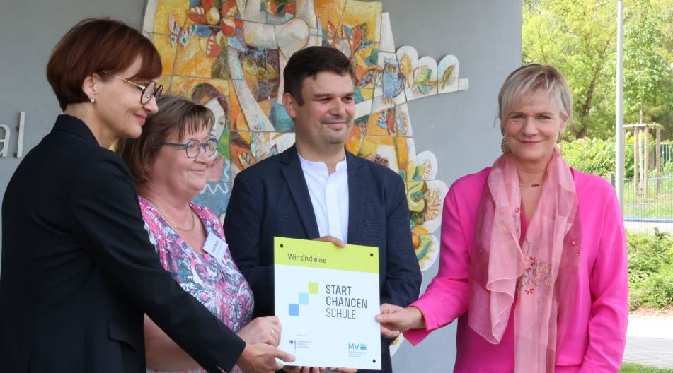 Bundesbildungsministerin Bettina Stark-Watzinger (l.) und Bildungsministerin Simone Oldenburg (r.) besuchten die Regionale Schule "Am Lindetal" in Neubrandenburg und die stellvertretende Schulleiterin Karin Nagel sowie Schulleiter Peter Hoffmann. Bundesbildungsministerin Bettina Stark-Watzinger (l.) und Bildungsministerin Simone Oldenburg (r.) besuchten die Regionale Schule "Am Lindetal" in Neubrandenburg und die stellvertretende Schulleiterin Karin Nagel sowie Schulleiter Peter Hoffmann.